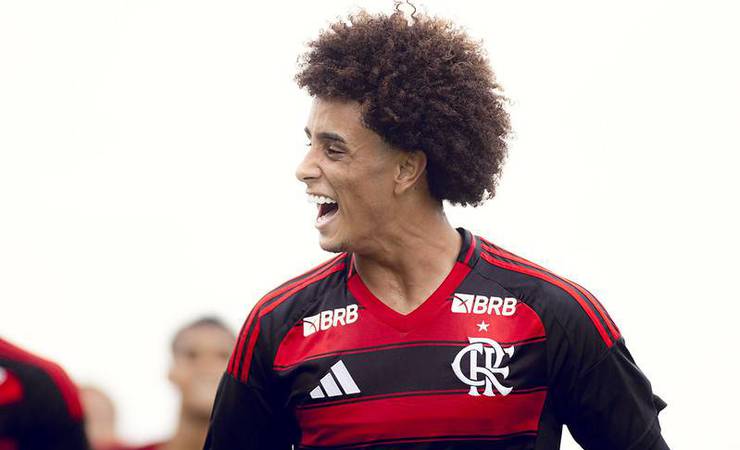 Ryan Roberto, jovem promessa do Flamengo, treina com profissionais antes de possível estreia