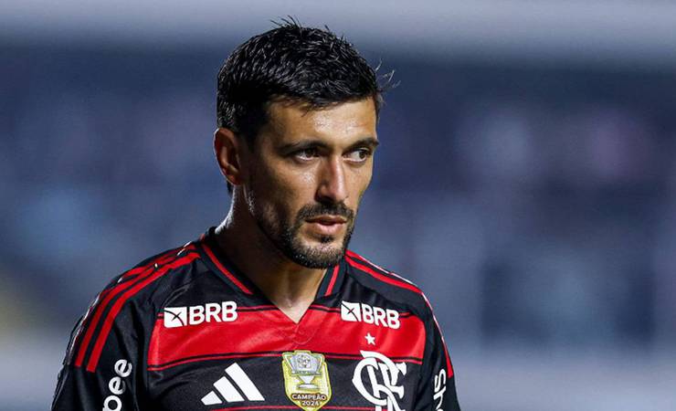 Arrascaeta destaca desafios internos do Flamengo e defende união do elenco em coletiva