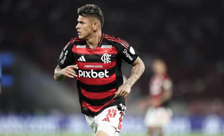 Jorge Carrascal observa estilo de Arrascaeta enquanto se adapta ao Flamengo