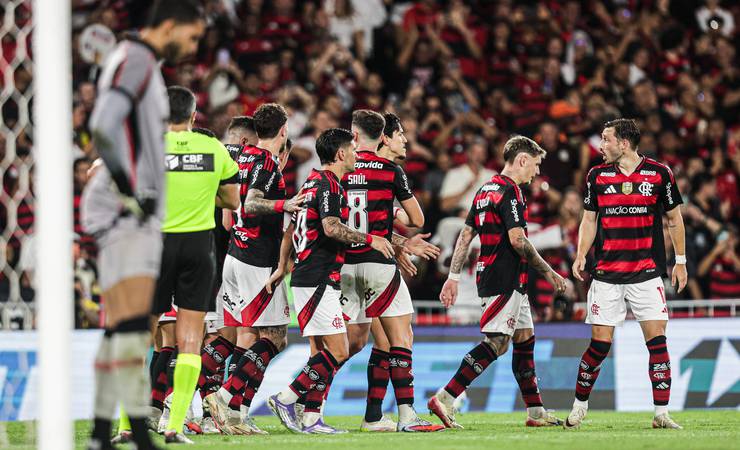 Flamengo goleia Vitória por 8 a 0 e mantém liderança com saldo de 35 gols no Brasileirão