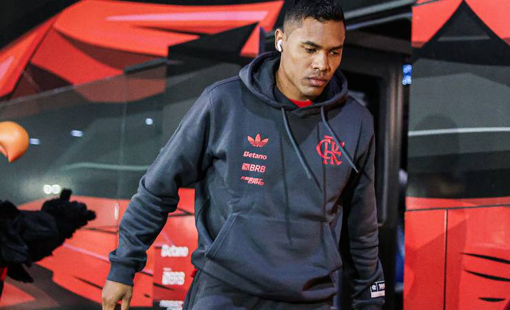 Alex Sandro se lesiona novamente e preocupa Flamengo após saída no primeiro tempo
