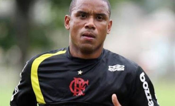 Flamengo e Internacional se enfrentam com histórias de ex-jogadores em campo