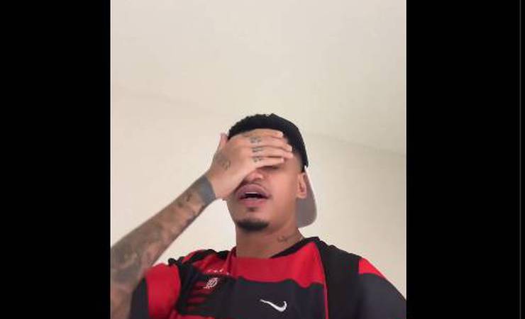 Mc Maneirinho defende Flamengo e Filipe Luís após críticas da torcida