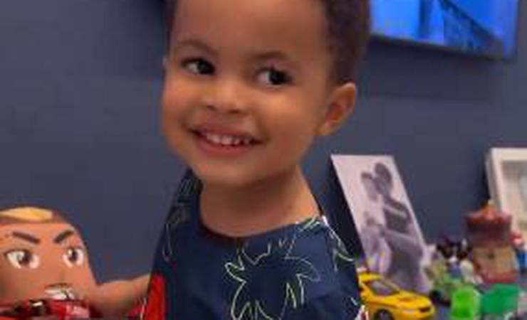 Pietro, filho de Bruno Henrique, exibe seu cantinho rubro-negro em vídeo viral