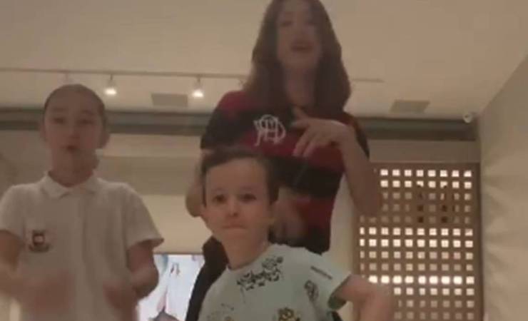 Catherine Harding dança com filho em vídeo viral e celebra sucesso de 'Camisa 21' do Flamengo