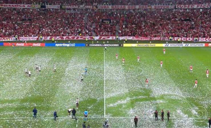 Atraso de 20 minutos em Internacional x Flamengo gera polêmica nas redes sociais