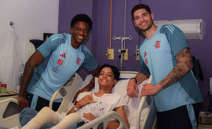 Jogadores do Flamengo visitam Hospital Estadual da Criança e promovem alegria entre pacientes