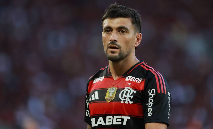 Arrascaeta se destaca como atacante e impulsiona Flamengo na liderança do Brasileirão