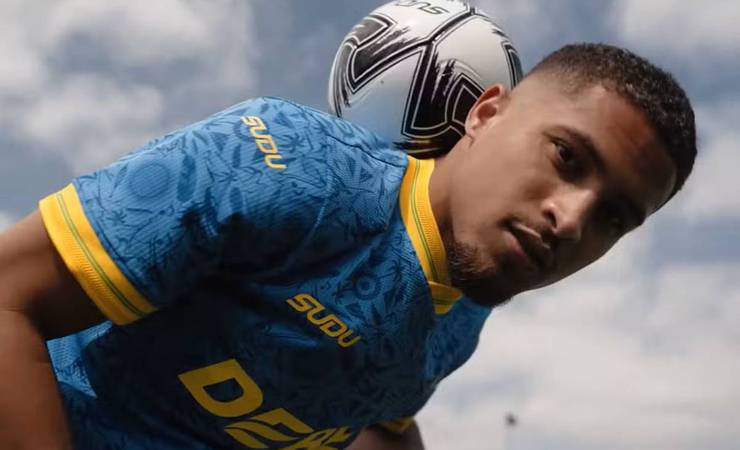 João Gomes estrela campanha do Wolves com novo uniforme em homenagem ao Brasil