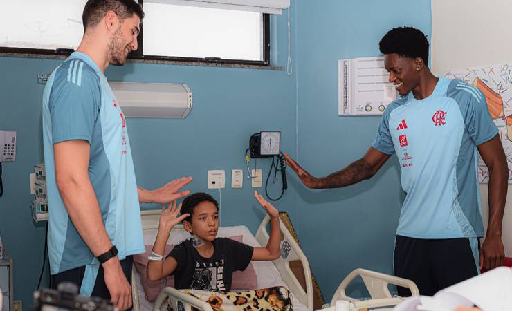 Jogadores do Flamengo visitam crianças em UTI e promovem esperança no Hospital da Criança