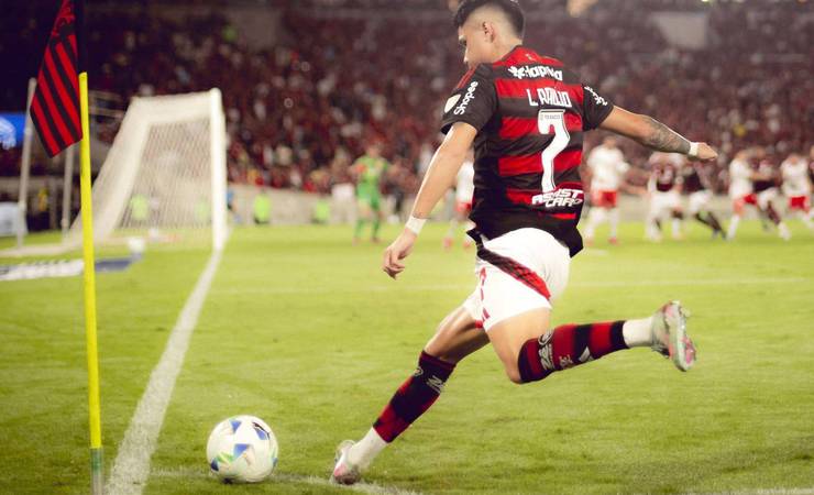 Luiz Araújo se destaca e busca duplo-duplo inédito na Libertadores pelo Flamengo