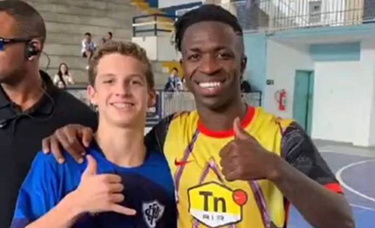 Flamengo contrata Marcelo Portela, jovem que viralizou ao driblar Vini Jr
