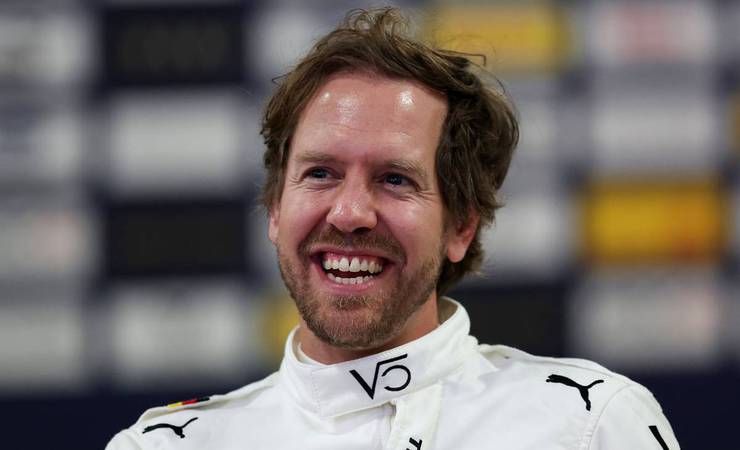 Sebastian Vettel participa do Rio Innovation Week e autografa camisa do Flamengo