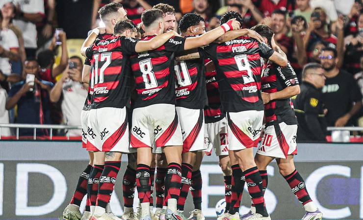 Flamengo goleia Vitória por 8 a 0 e se mantém na liderança do Brasileirão