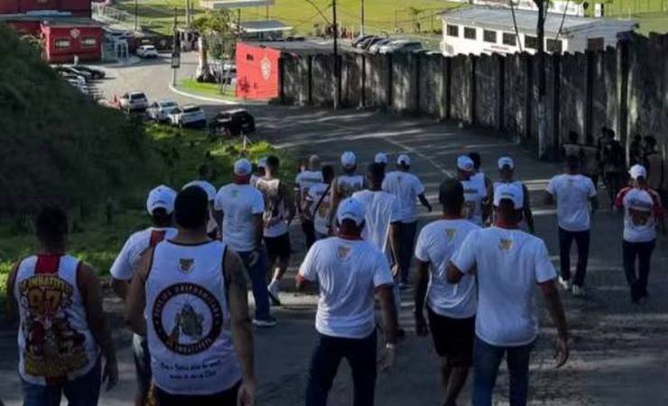 Torcida do Vitória protesta após goleada de 8 a 0 para o Flamengo no Maracanã
