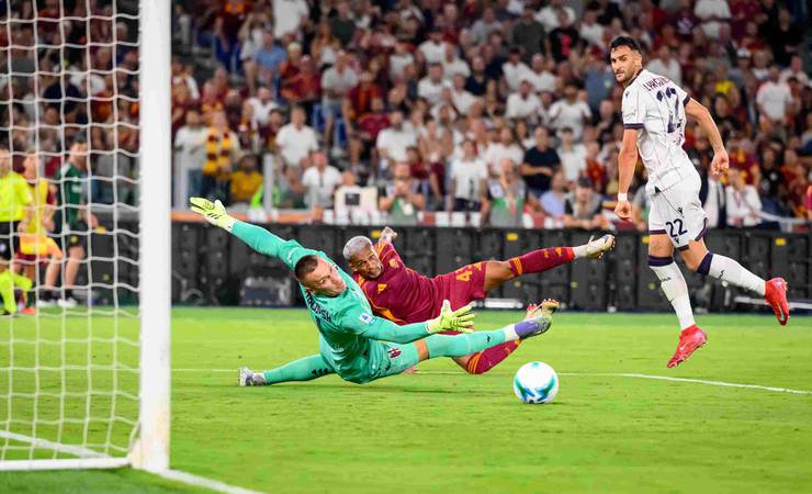 Wesley marca gol e garante vitória da Roma sobre o Bologna na estreia da Serie A
