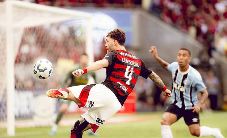Flamengo aprimora jogadas de escanteio, mas não consegue vencer o Grêmio