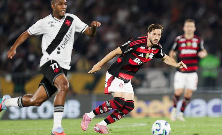 Flamengo e Vasco empatam em clássico pelo Brasileirão com gols de Carrascal e Rayan