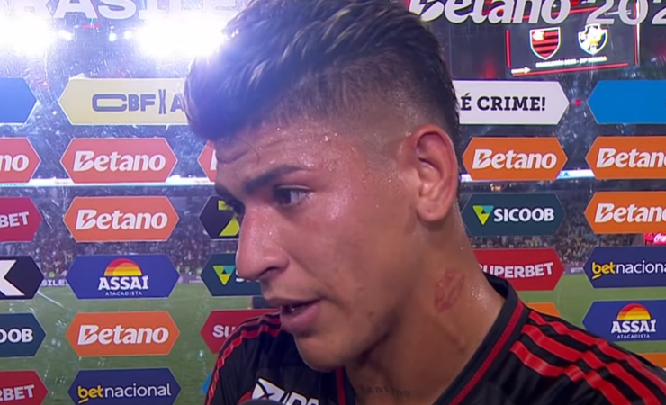 Jorge Carrascal marca primeiro gol pelo Flamengo em clássico contra o Vasco no Maracanã
