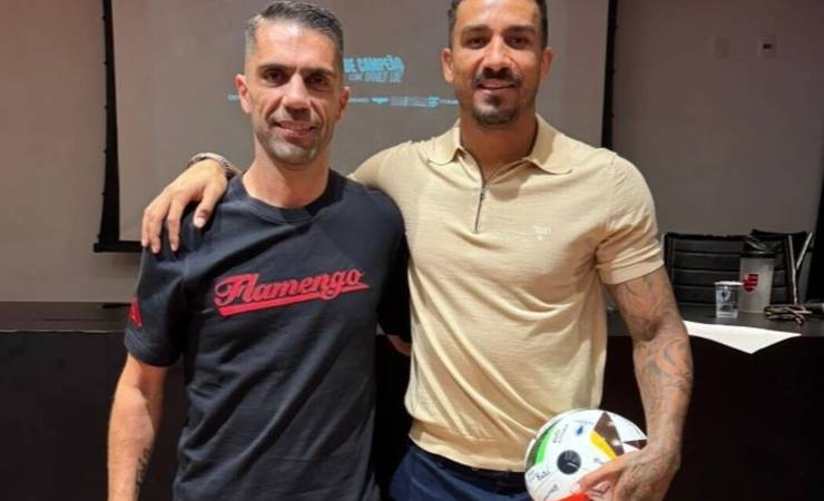 Danilo compartilha experiências com jovens do Flamengo no Ninho do Urubu