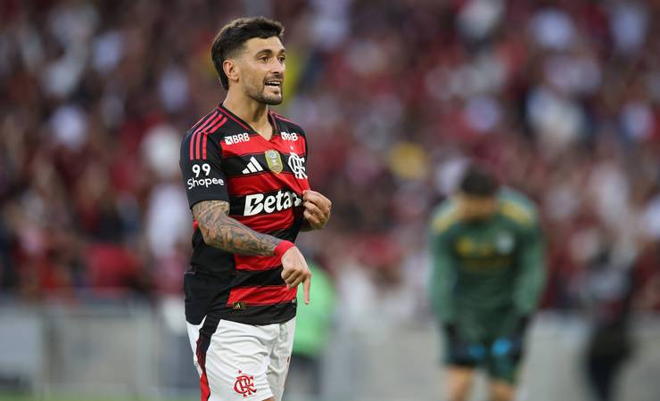Arrascaeta é eleito melhor jogador do Brasileirão em agosto e exibe troféu nas redes sociais