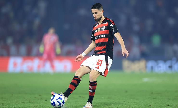 Negrete compartilha foto com Jorginho e gera debate sobre novo visual do jogador