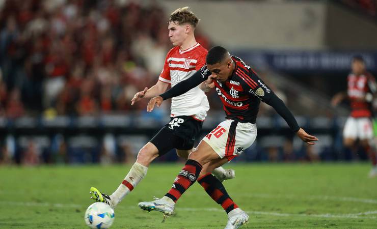 Flamengo vence Estudiantes por 2 a 1 e garante vantagem na Libertadores