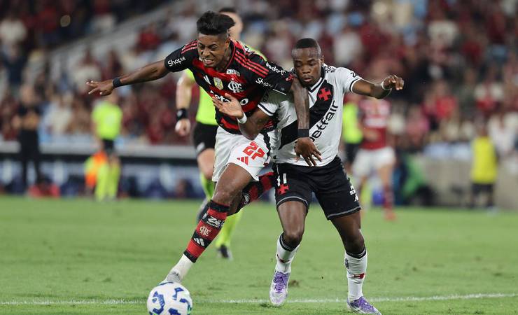 Flamengo empata em 1 a 1 com o Vasco no Maracanã e mantém liderança no Brasileirão