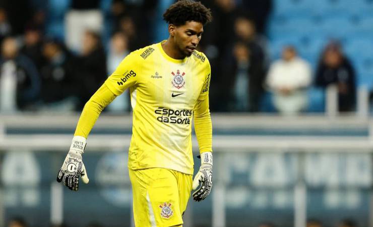 Hugo Souza iguala marca de Dida e se torna quarto goleiro com mais pênaltis defendidos pelo Corinthians