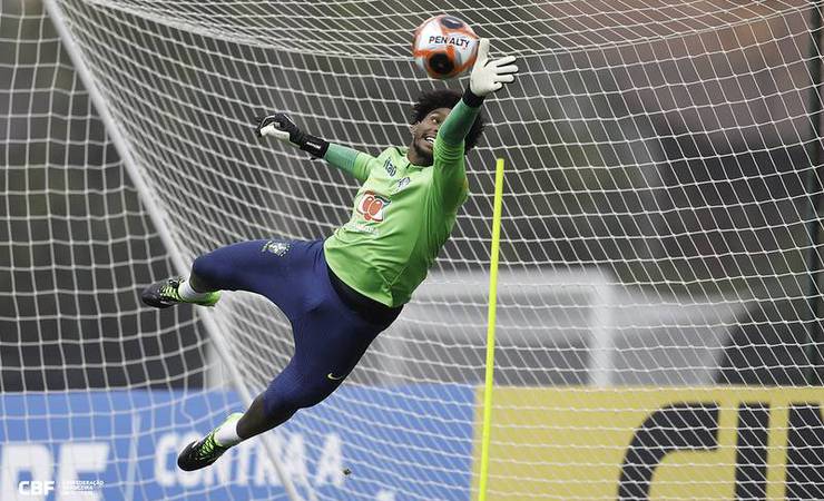 Hugo Souza escala seis jogadores do Flamengo em seleção pessoal de melhores companheiros