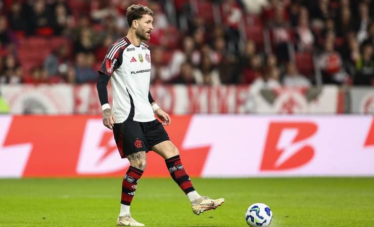 Léo Pereira se diverte em folga jogando vôlei com amigos durante pausa do Flamengo