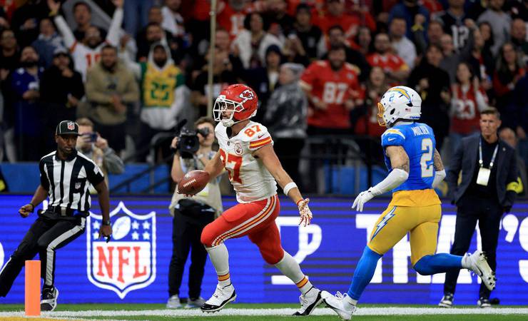 Travis Kelce reproduz dança de Lucas Paquetá e agita torcedores na Neo Química Arena