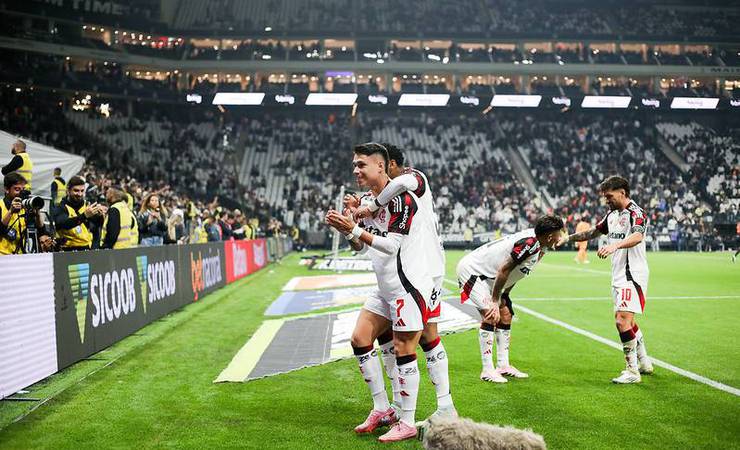 Flamengo vence Corinthians por 2 a 1 e se mantém líder isolado do Brasileirão