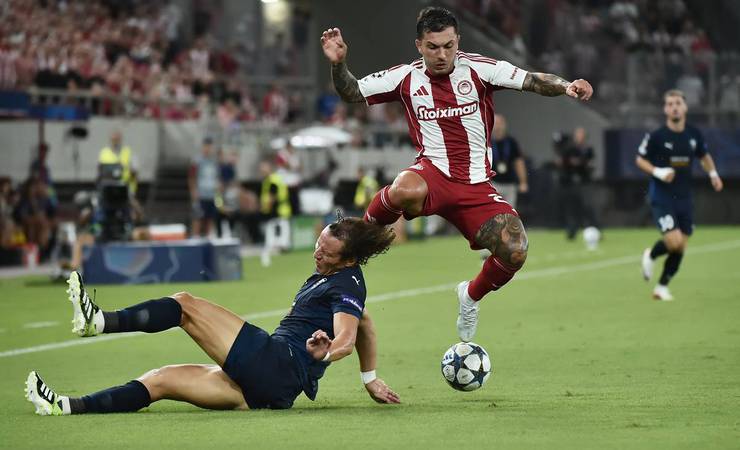 Rodinei se destaca em empate entre Olympiacos e Pafos na Champions League, enquanto David Luiz sai lesionado