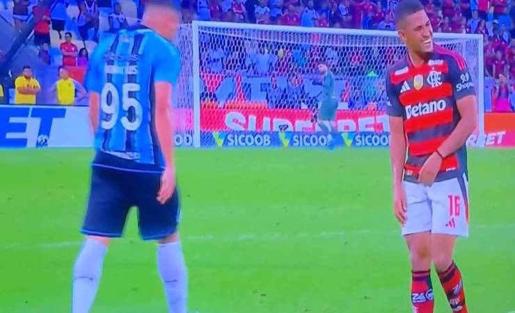 Samuel Lino ri de chilique de Carlos Vinicius em partida entre Flamengo e Grêmio