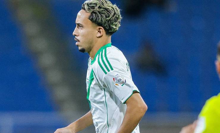 Matheus Gonçalves brilha em estreia completa pelo Al Ahli com assistência na vitória sobre Al Hazem