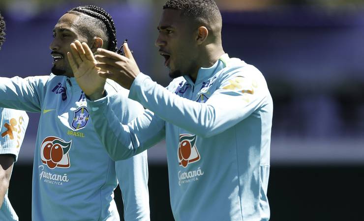 Samuel Lino recebe conselhos de Danilo e Alex Sandro antes da estreia pela Seleção