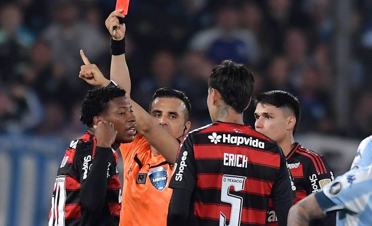 Antonio Valencia apoia Gonzalo Plata após expulsão e destaca aprendizado