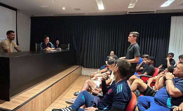 Danilo palestra para jovens do Flamengo e compartilha experiências de sucesso no futebol