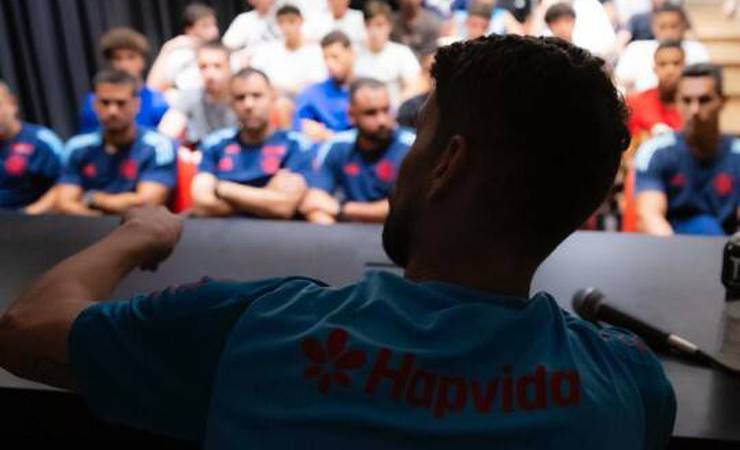 Jorginho inspira jovens do Flamengo em encontro do 'Papo de Campeão' no CT George Helal