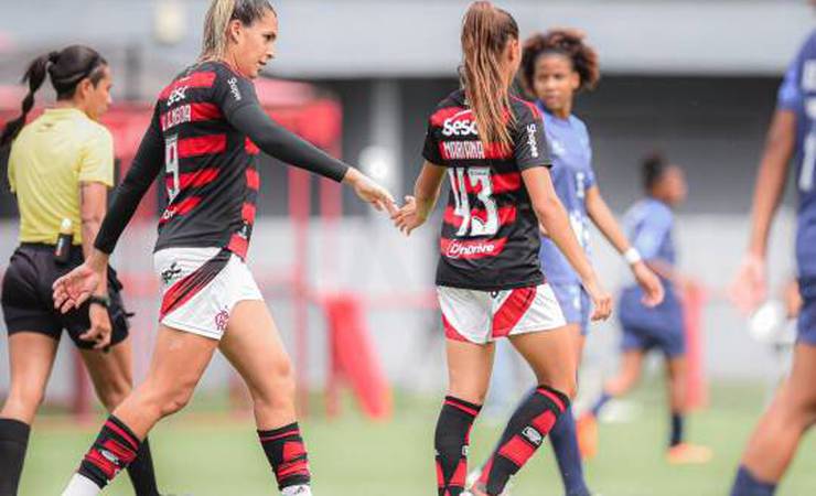 Flamengo brilha com 9 a 0 sobre Real Heips e Mariana se destaca com hat trick