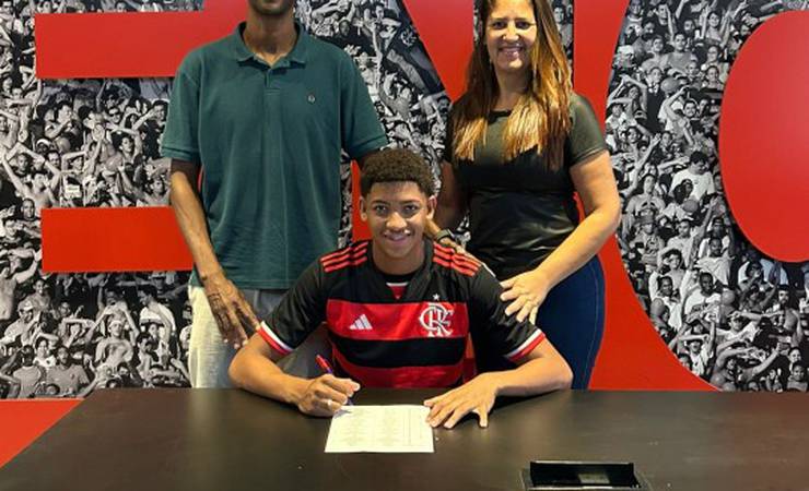 Flamengo anuncia contratação do zagueiro Paulo César, destaque da base