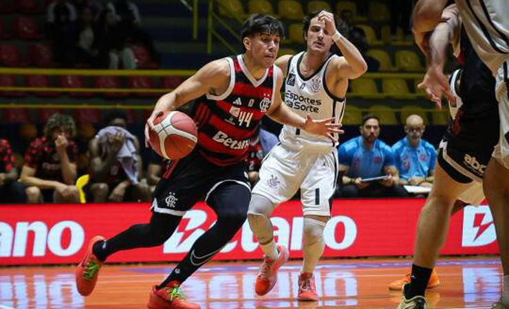 Flamengo domina Corinthians, vence por 103 a 77 e mantém liderança no NBB