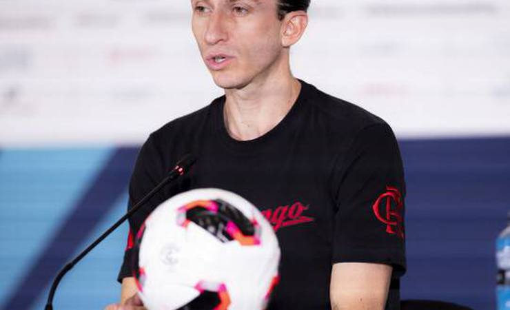 Filipe Luís analisa Pyramids: "Defesa sólida e Mayele é determinante"