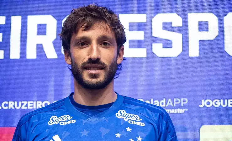 Matías Viña é emprestado ao Cruzeiro após passagem conturbada no River Plate