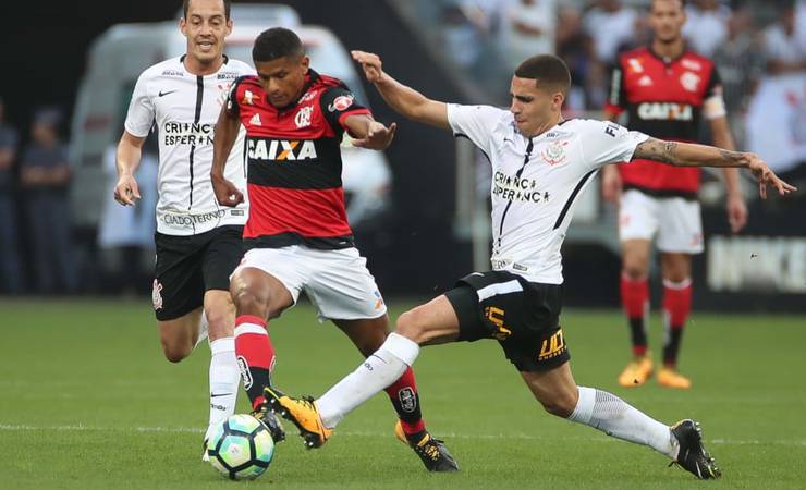 Lembra dele? Ex-volante do Flamengo é anunciado por clube brasileiro