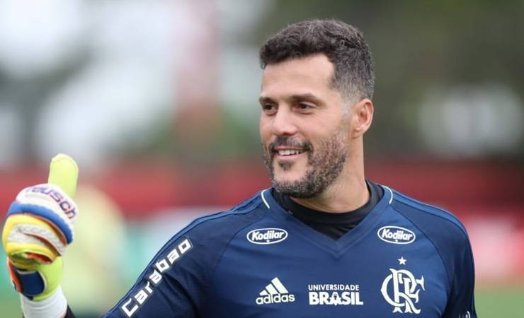 Ídolo do Flamengo, Júlio César é escolhido para entrar em campo com taça do Mundial