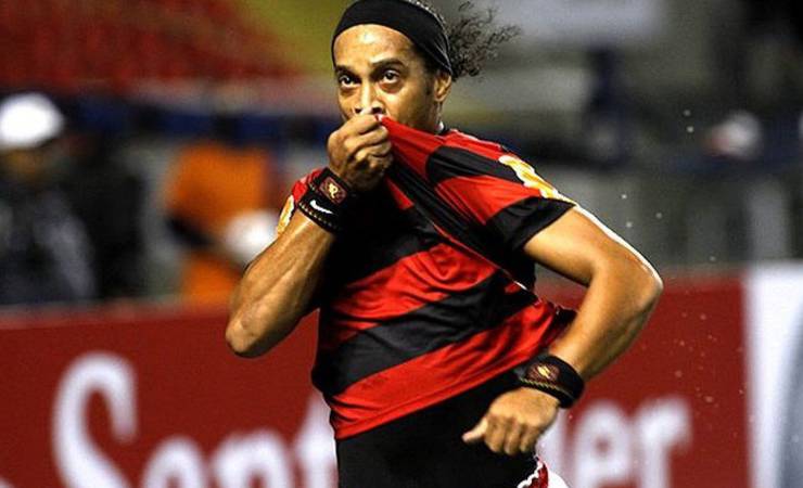 Dirigente em 2012, ídolo do Flamengo revela atrito com Ronaldinho: 'Tive problemas seríssimos com ele'