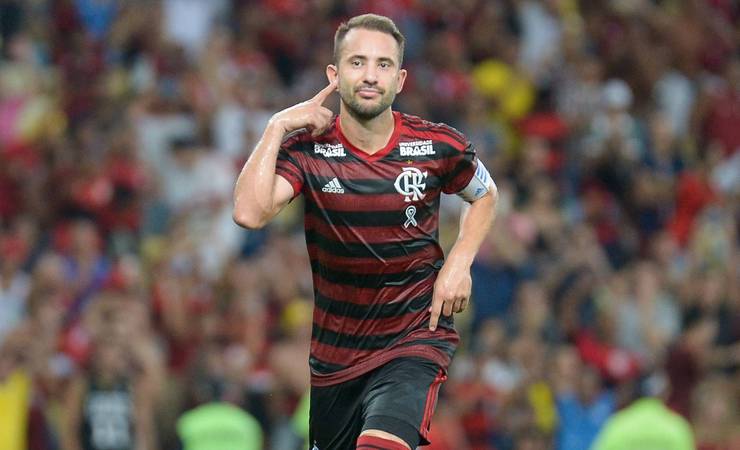 Antes de acertar renovação de Everton Ribeiro, Flamengo recusou proposta de R$ 16 milhões do Al Ahli, da Arábia, pelo meia