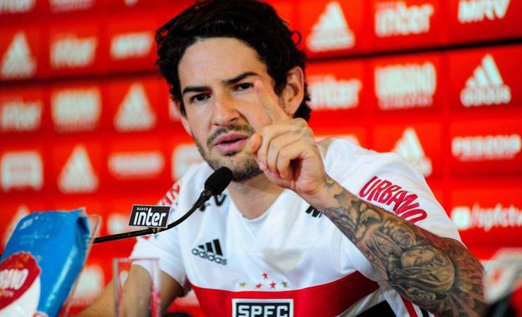 Pato revela que quase fechou com o Flamengo: 'Conversei bastante com o Marcos Braz'